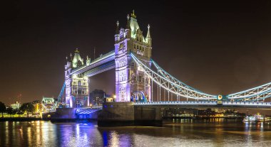 gece Londra Tower Köprüsü
