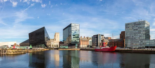 Albert Dock és a három grácia épület — Stock Fotó