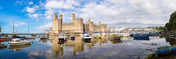 Castelo de Caernarfon em Gales — Fotografia de Stock