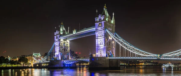 Tower bridge in Londen bij nacht — Stockfoto