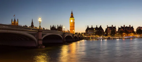 Биг Бен, парламент, Вестминстерский мост в Лондоне — стоковое фото