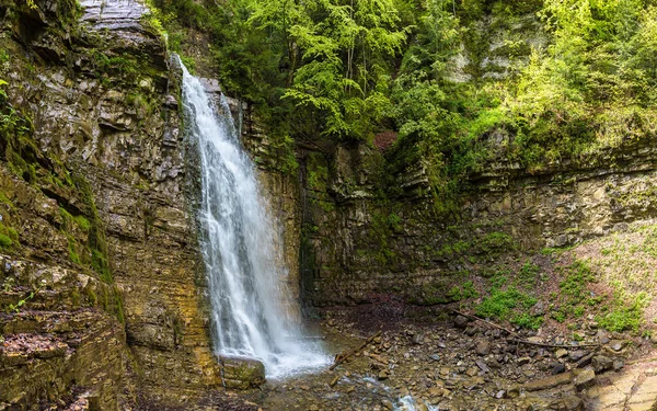 Wodospad w górskich Karpat — Zdjęcie stockowe