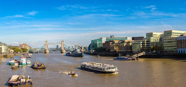Tower Bridge and HMS Belfast warship in London — Stock Photo, Image