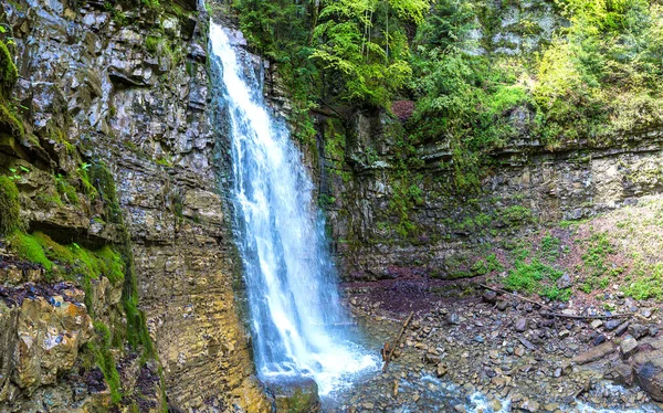 Cachoeira na Montanha Cárpatos — Fotografia de Stock