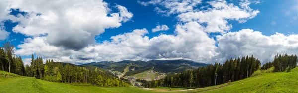 Montañas de los Cárpatos en Bukovel —  Fotos de Stock