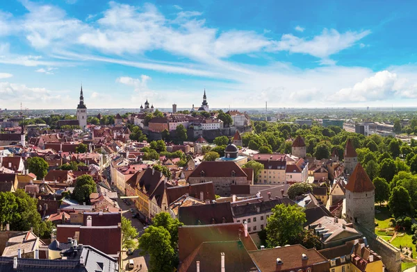 Tallinn ve Toompea Hill havadan görünümü — Stok fotoğraf