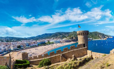 Tossa de Mar ve kale kumsalda