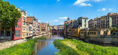 Renkli evleri ve Eiffel Köprüsü Girona