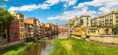 Renkli evleri ve Eiffel Köprüsü Girona