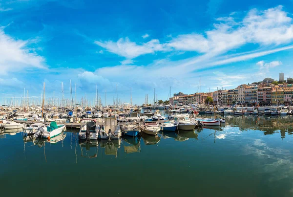 Yates anclados en el puerto de Cannes — Foto de Stock