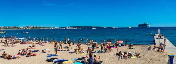 Gente en la playa en Cannes — Foto de Stock