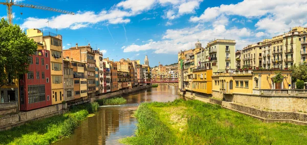 Bunte Häuser und Eiffelbrücke in Girona — Stockfoto