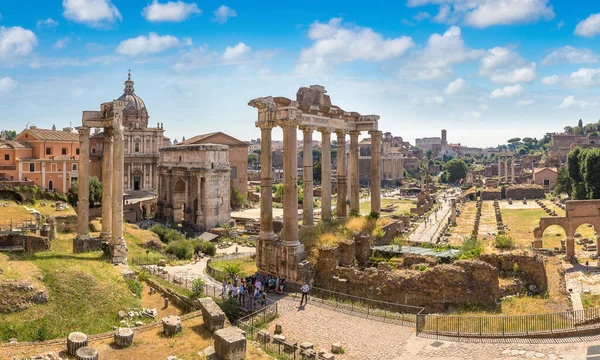 Reruntuhan kuno Forum di Roma — Stok Foto