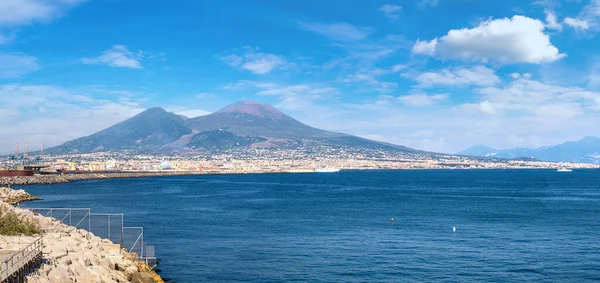 Napoli y volcán Vesubio — Foto de Stock