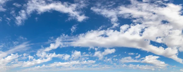 ท้องฟ้าสีฟ้าและเมฆสีขาว — ภาพถ่ายสต็อก