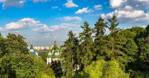 Kiev och Vydubychi kloster — Stockfoto