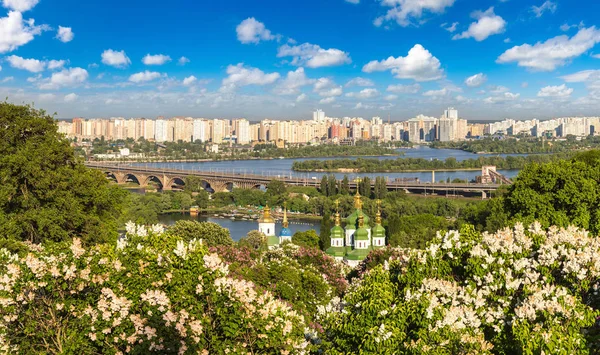 Київ та Видубицький монастир — стокове фото