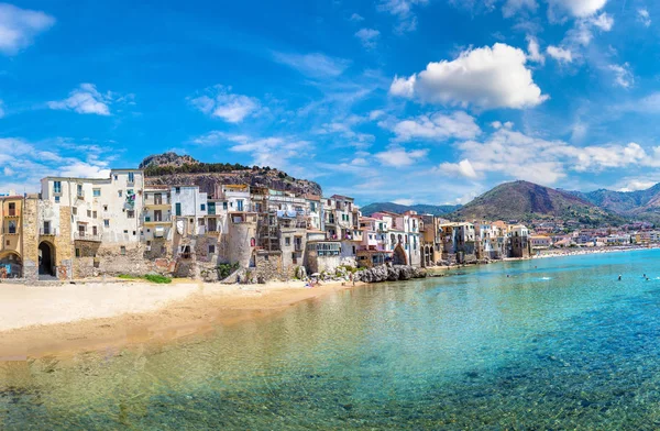 Praia de areia em Cefalu, na Sicília — Fotografia de Stock