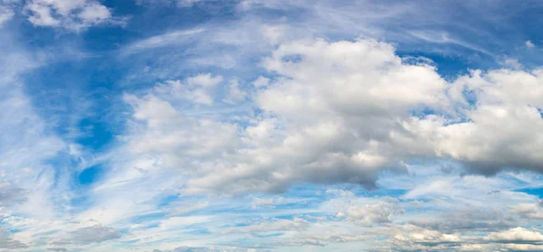 Céu azul e nuvens brancas — Fotografia de Stock