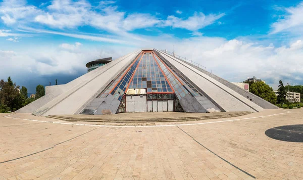 ティラナ、アルバニアのピラミッド — ストック写真