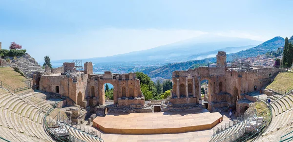 Antiguo teatro griego en Taormina, Sicilia — Foto de Stock