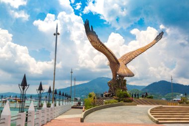 LANGKAWI, MALAYSIA - 21 Şubat 2020: Malezya 'nın Langkawi adasındaki Kartal Meydanı' nda Kartal Heykeli