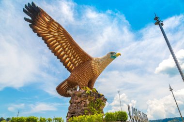 LANGKAWI, MALAYSIA - 21 Şubat 2020: Malezya 'nın Langkawi adasındaki Kartal Meydanı' nda Kartal Heykeli