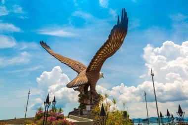 LANGKAWI, MALAYSIA - 21 Şubat 2020: Malezya 'nın Langkawi adasındaki Kartal Meydanı' nda Kartal Heykeli