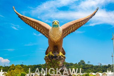 LANGKAWI, MALAYSIA - 21 Şubat 2020: Malezya 'nın Langkawi adasındaki Kartal Meydanı' nda Kartal Heykeli
