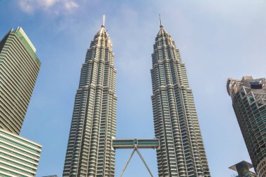 KUALA LUMPUR, MALAYSIA - 25 Şubat 2020: Petronas Kuala Lumpur, Malezya 'da güneşli bir günde