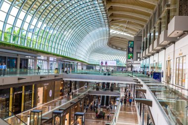 SINGAPORE, SINGAPORE - 26 Şubat 2020: Marina Bay Sands 'deki Dükkanlar ve butiklerin İçi - lüks alışveriş merkezleri