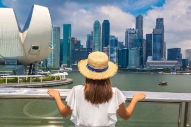 ŞARKI, ŞARKI - 26 Şubat 2020: Singapur 'da güneşli bir günde Sanat Bilimleri Müzesi' ne bakan kadın gezgin