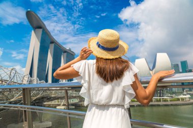 SINGAPORE, SINGAPORE - 26 Şubat 2020: Singapur 'daki Marina Bay Sands Oteli' ne bakan kadın gezgin