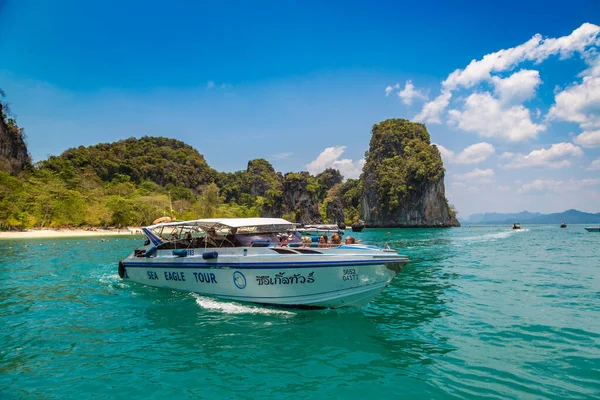 Krabi Tajlandia Luty 2020 Motorówka Tropikalnej Plaży Wyspie Koh Hong — Zdjęcie stockowe