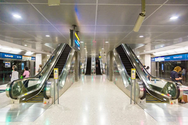 Cingapura Cingapura Fevereiro 2020 Vista Moderna Plataforma Estação Escadas Rolantes — Fotografia de Stock