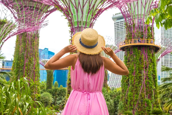 Сингапур Июня 2019 Года Женщина Путешественница Розовом Платье Соломенной Шляпе — стоковое фото