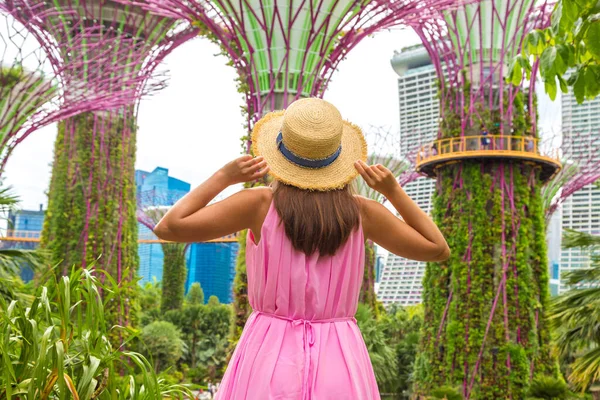 Singapore Juni 2019 Vrouwelijke Reiziger Roze Jurk Strohoed Bij Gardens — Stockfoto