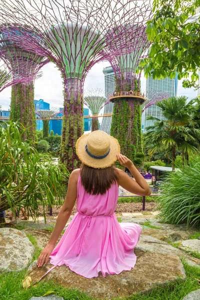 Singapore June 2019 Woman Traveler Wearing Pink Dress Straw Hat — Stock Photo, Image