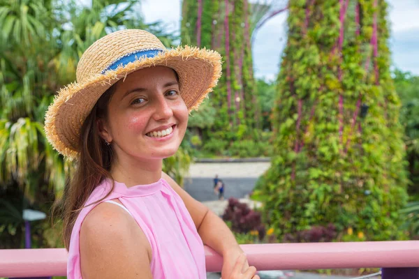 Singapore Giugno 2019 Viandante Donna Vestita Rosa Cappello Paglia Gardens — Foto Stock