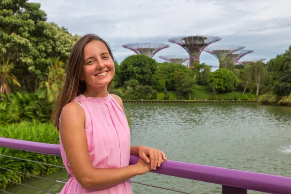Сингапур Июня 2019 Года Женщина Путешественница Розовом Платье Гарденс Залива — стоковое фото