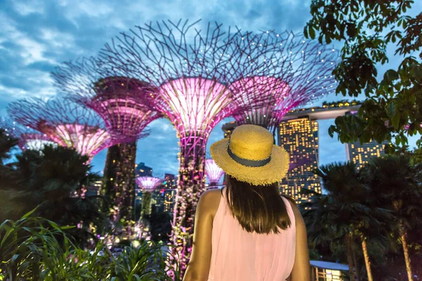 Singapore Singapore Φεβρουαριου 2020 Γυναίκα Ταξιδιώτη Κοιτάζοντας Κήπους Από Τον — Φωτογραφία Αρχείου