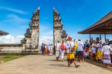 BALI, INDONEZYA - 27 Şubat 2020: Pura Penataran Agung Lempuyang tapınağındaki antik kapı ve Endonezya 'nın Bali kentindeki Agung volkanı