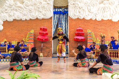 BALI, INDONEZYA - 28 Şubat 2020: Endonezya Bali 'deki GWK Garuda Wisnu Kencana Kültür Parkı' nda geleneksel bale dansı