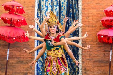 BALI, INDONEZYA - 28 Şubat 2020: Endonezya Bali 'deki GWK Garuda Wisnu Kencana Kültür Parkı' nda geleneksel bale dansı