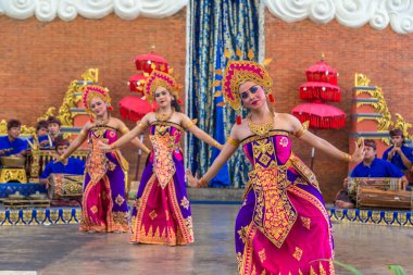 BALI, INDONEZYA - 28 Şubat 2020: Endonezya Bali 'deki GWK Garuda Wisnu Kencana Kültür Parkı' nda geleneksel bale dansı