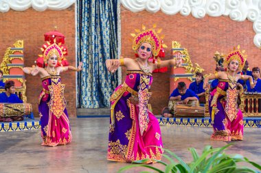 BALI, INDONEZYA - 28 Şubat 2020: Endonezya Bali 'deki GWK Garuda Wisnu Kencana Kültür Parkı' nda geleneksel bale dansı