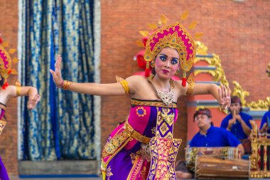 BALI, INDONEZYA - 28 Şubat 2020: Endonezya Bali 'deki GWK Garuda Wisnu Kencana Kültür Parkı' nda geleneksel bale dansı