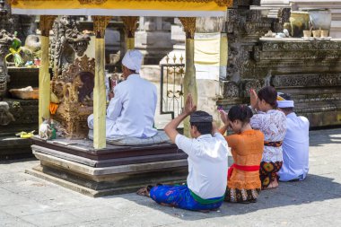 BALI, INDONEZYA - 28 Şubat 2020: Endonezya 'nın Bali kentindeki Pura Tirta Empul Tapınağı' nda namaz kılan insanlar