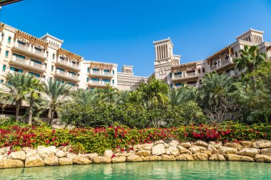 DUBAI, BİRLİK ARAB EMIRATES - 31 Ocak 2020: Madinat Jumeirah lüks oteli, güneşli bir günde Dubai 'de, Birleşik Arap Emirlikleri