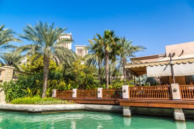 DUBAI, BİRLİK ARAB EMIRATES - 31 Ocak 2020: Madinat Jumeirah lüks oteli, güneşli bir günde Dubai 'de, Birleşik Arap Emirlikleri